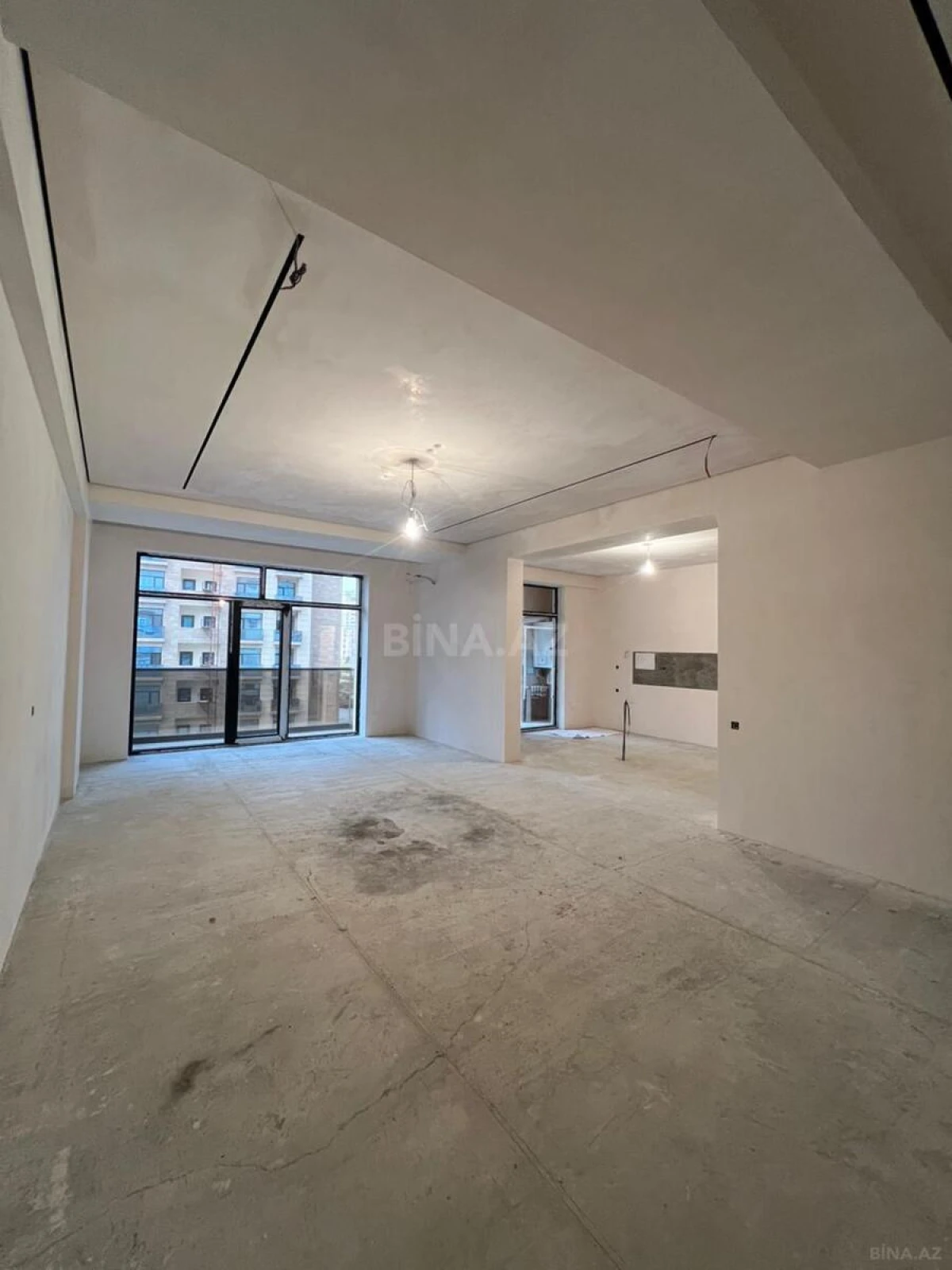Satılır 4 otaqlı mənzil 230 m²