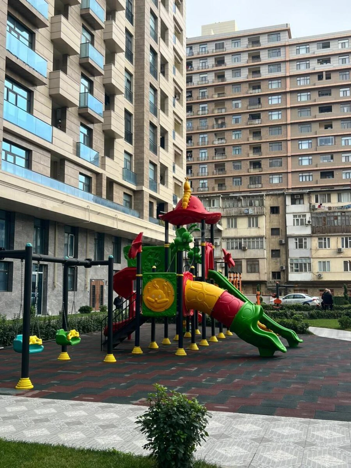 Satılır 4 otaqlı mənzil 230 m²