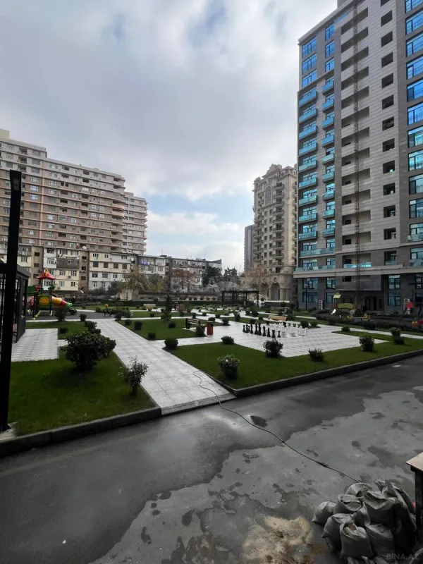 Satılır 4 otaqlı mənzil 230 m²
