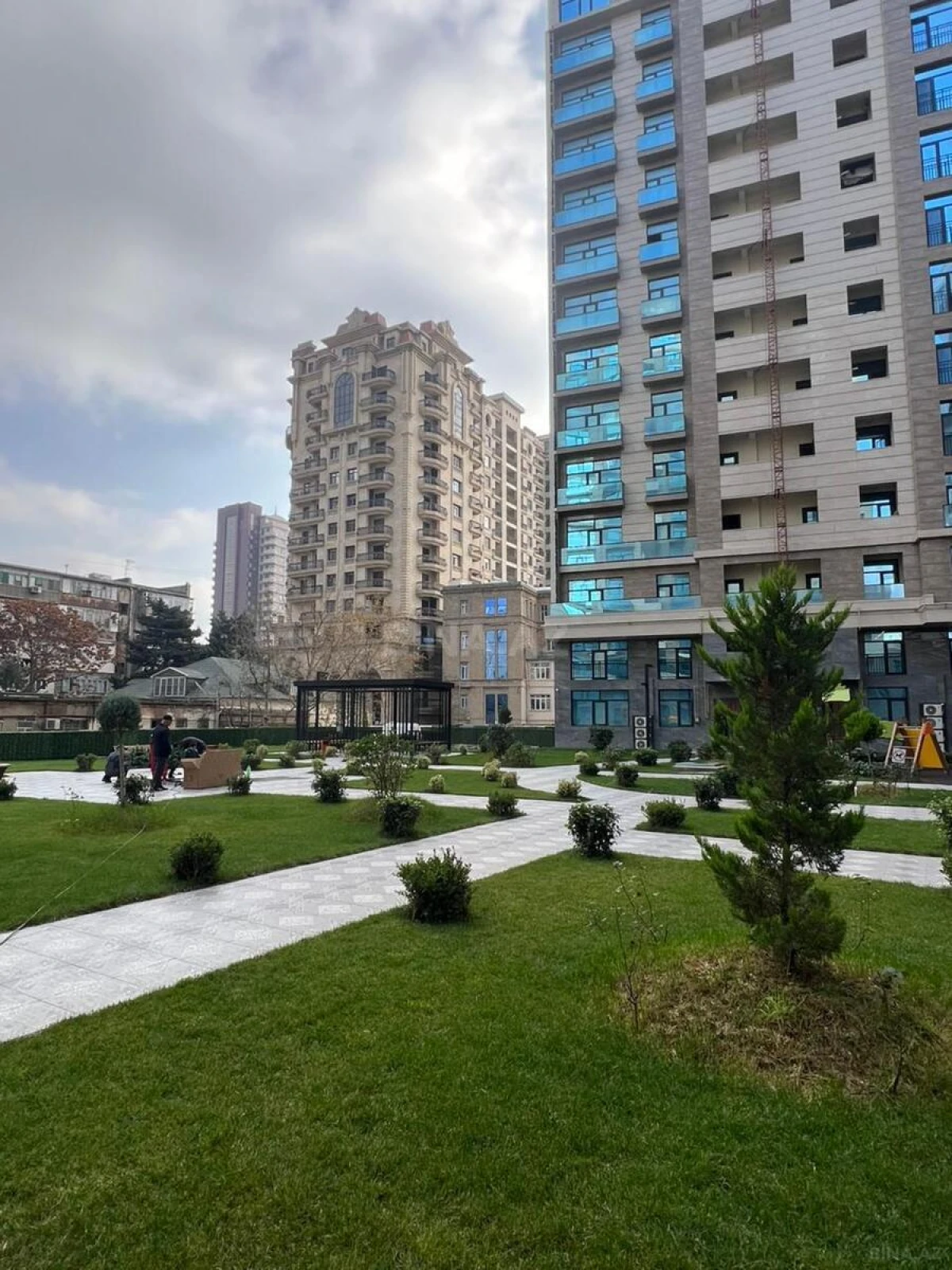 Satılır 4 otaqlı mənzil 230 m²