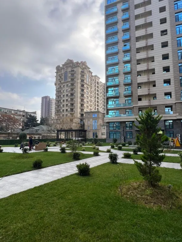 Satılır 4 otaqlı mənzil 230 m²