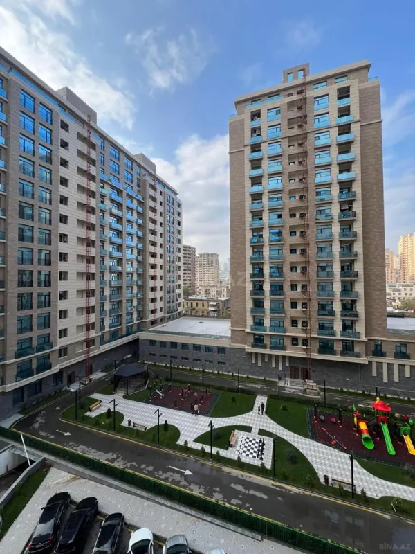 Satılır 4 otaqlı mənzil 230 m²