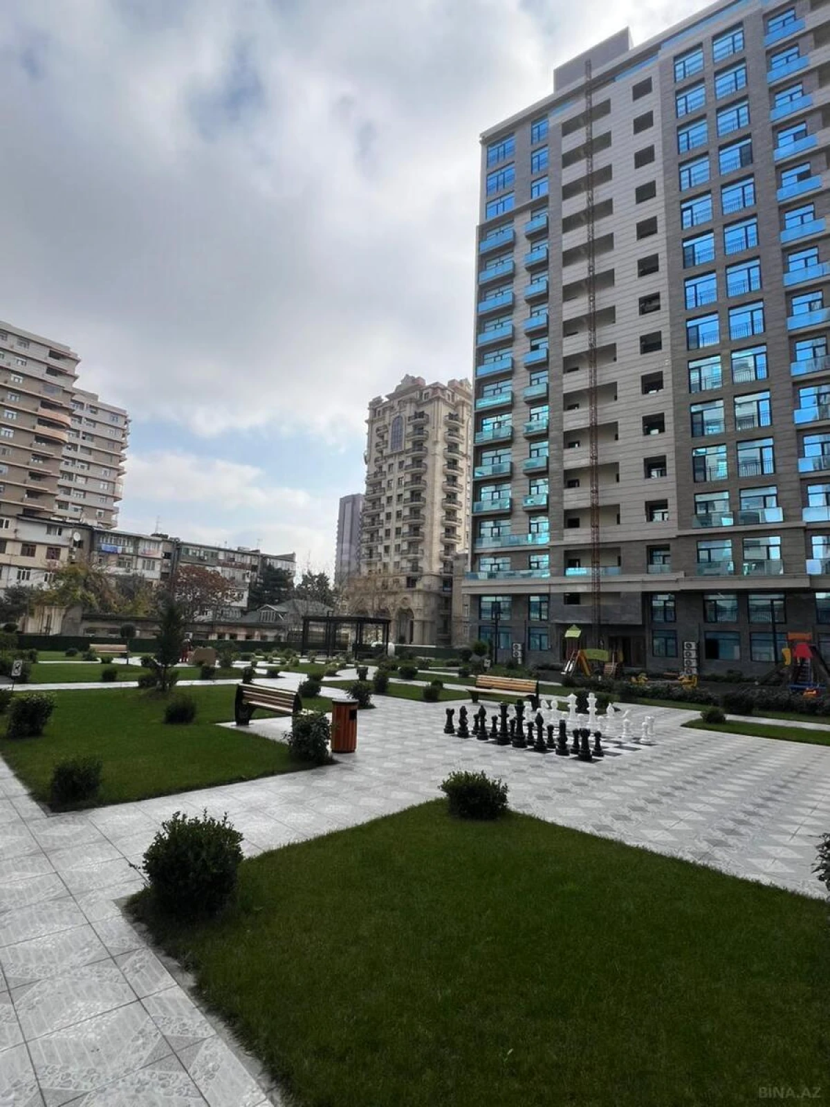 Satılır 4 otaqlı mənzil 230 m²