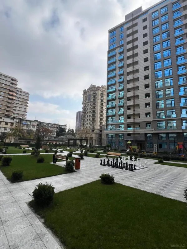 Satılır 4 otaqlı mənzil 230 m²