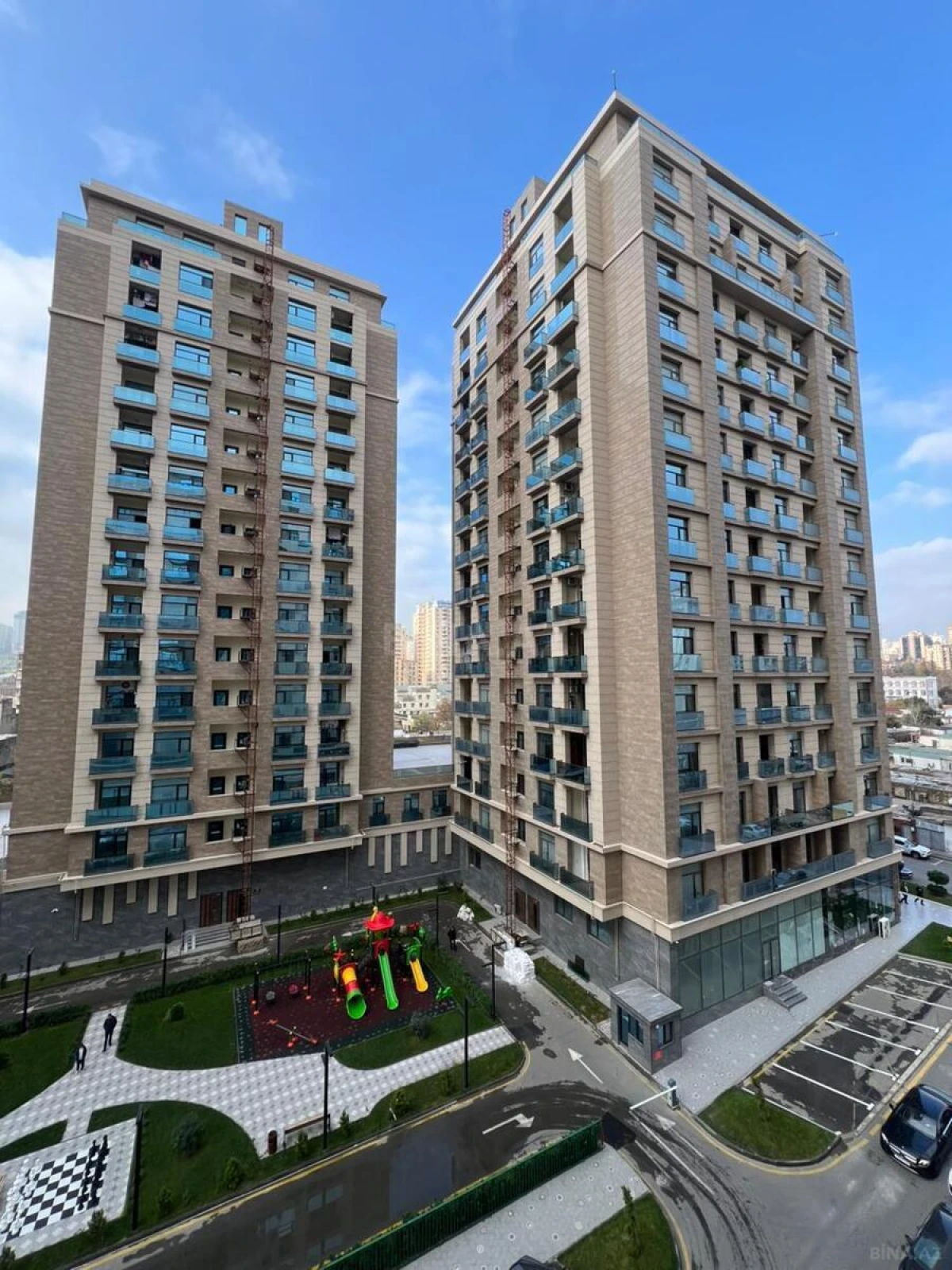 Satılır 4 otaqlı mənzil 230 m²