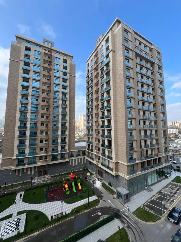 Satılır 4 otaqlı mənzil 230 m²