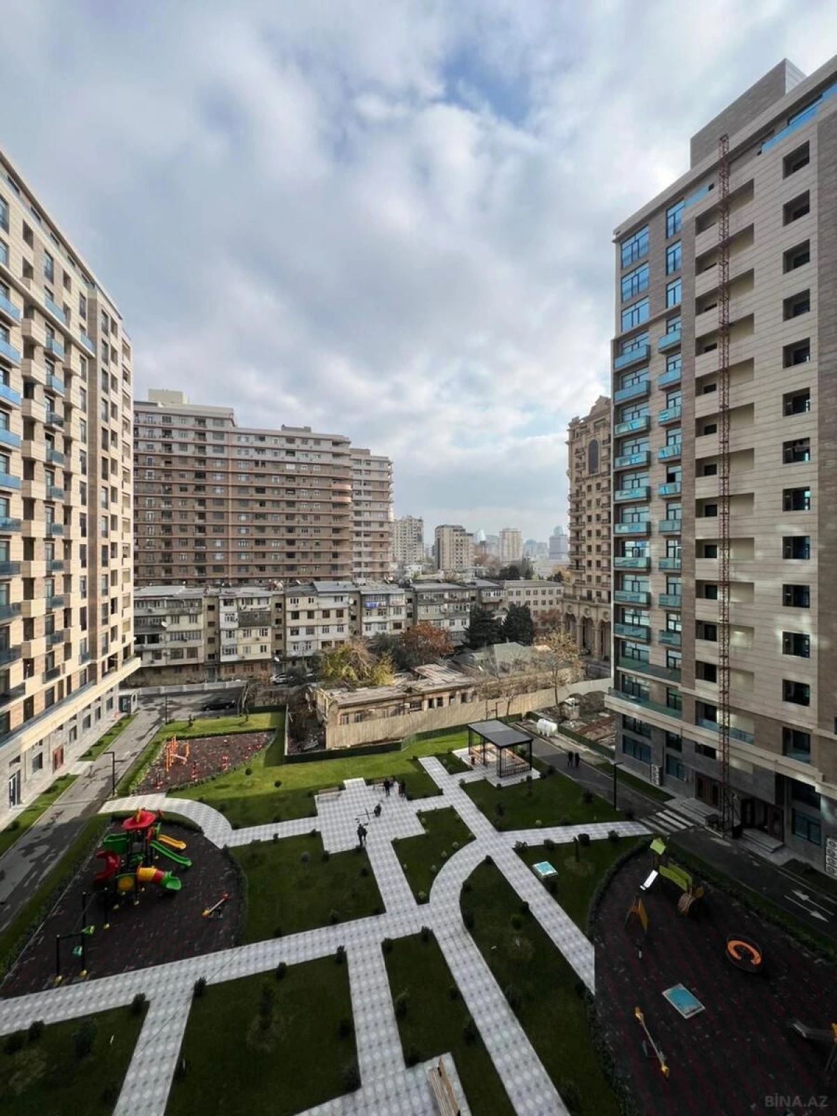 Satılır 4 otaqlı mənzil 230 m²