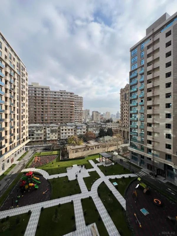 Satılır 4 otaqlı mənzil 230 m²