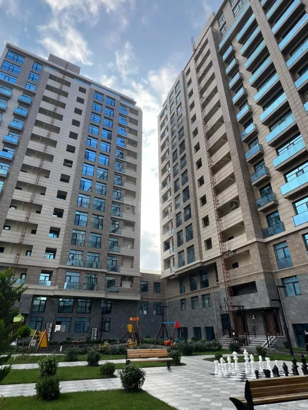 Satılır 4 otaqlı mənzil 230 m²
