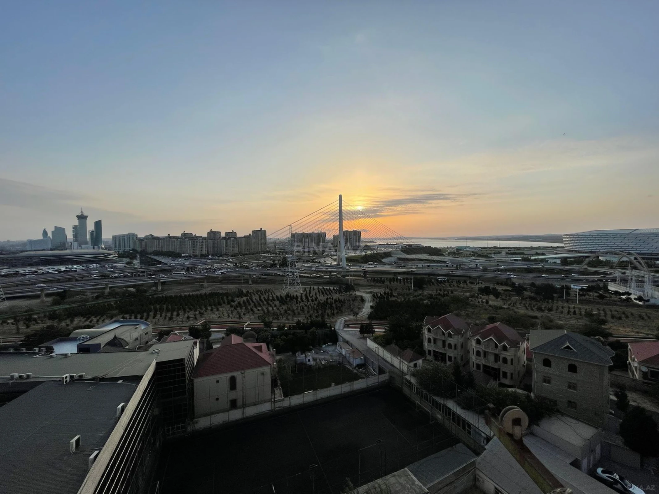 Satılır 4 otaqlı mənzil 130 m²