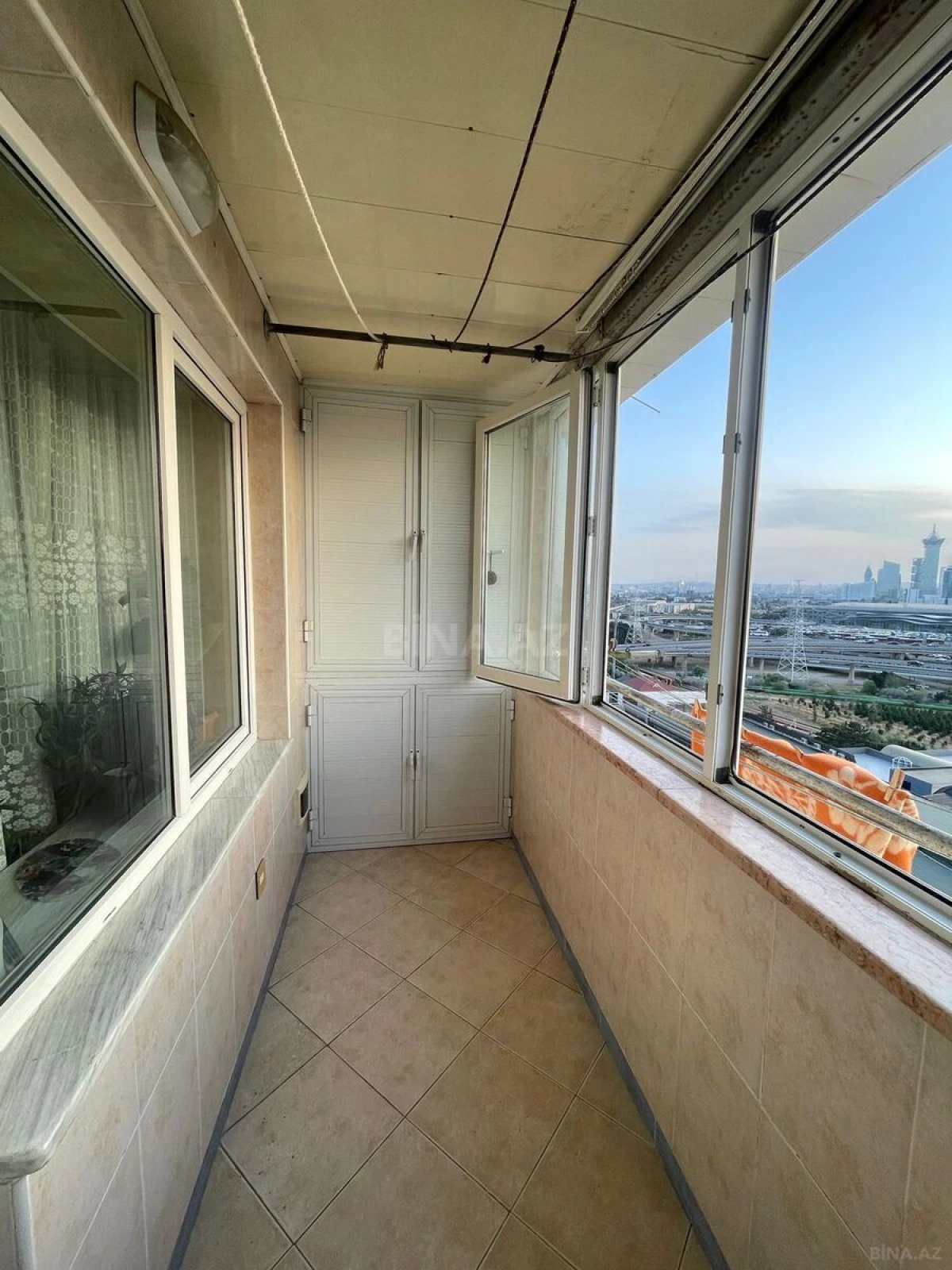 Satılır 4 otaqlı mənzil 130 m²