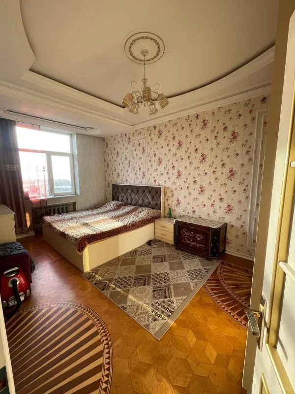 Satılır 4 otaqlı mənzil 130 m²