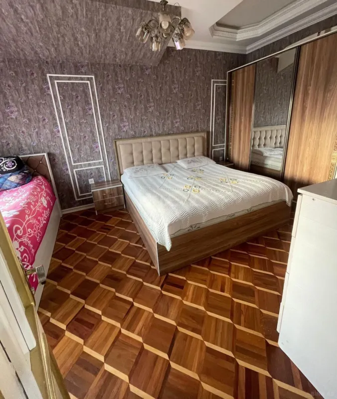 Satılır 4 otaqlı mənzil 130 m²