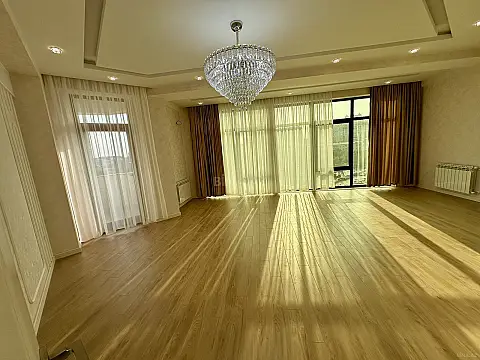 Satılır 3 otaqlı mənzil 130 m²