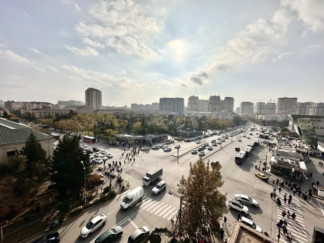 Satılır 3 otaqlı mənzil 130 m²