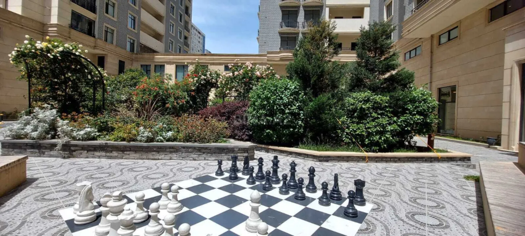 Satılır 4 otaqlı mənzil 376 m²