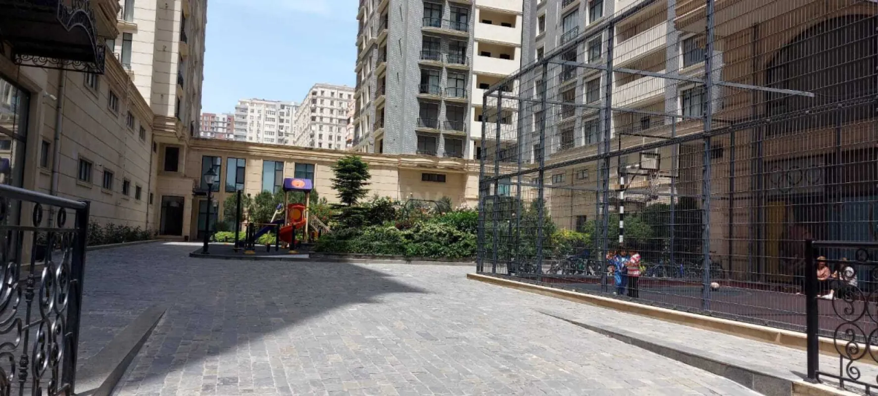 Satılır 4 otaqlı mənzil 376 m²