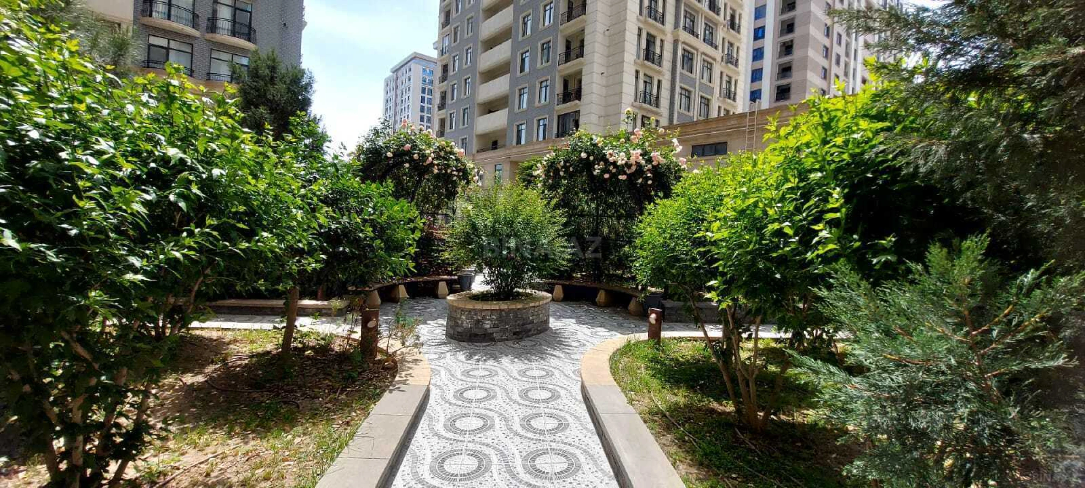 Satılır 4 otaqlı mənzil 376 m²