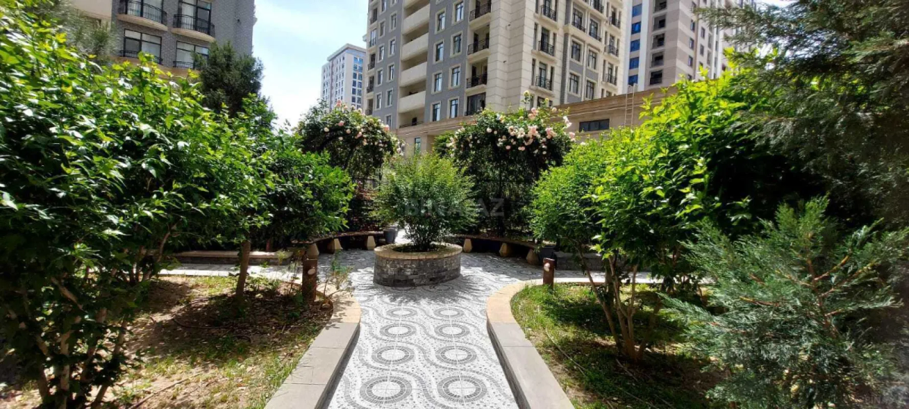 Satılır 4 otaqlı mənzil 376 m²
