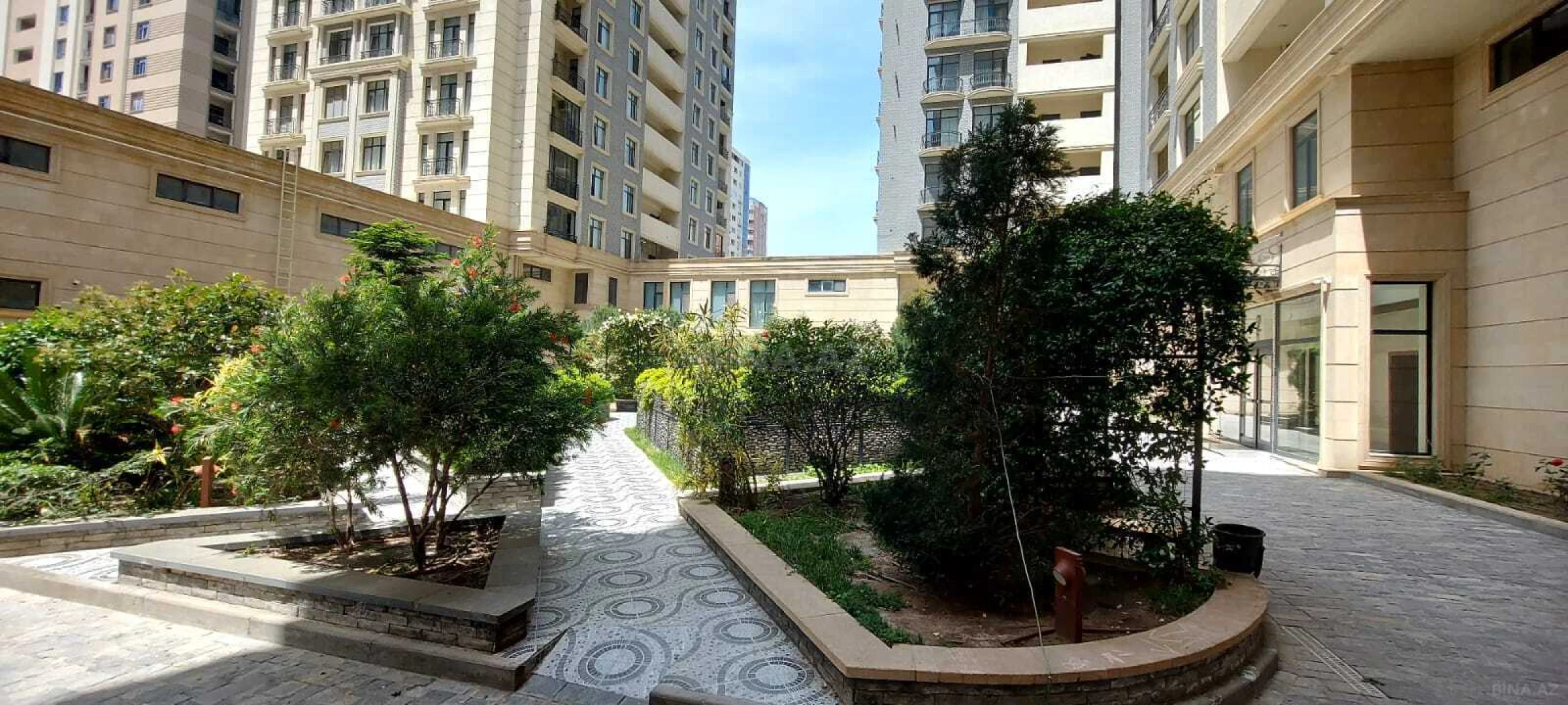 Satılır 4 otaqlı mənzil 376 m²