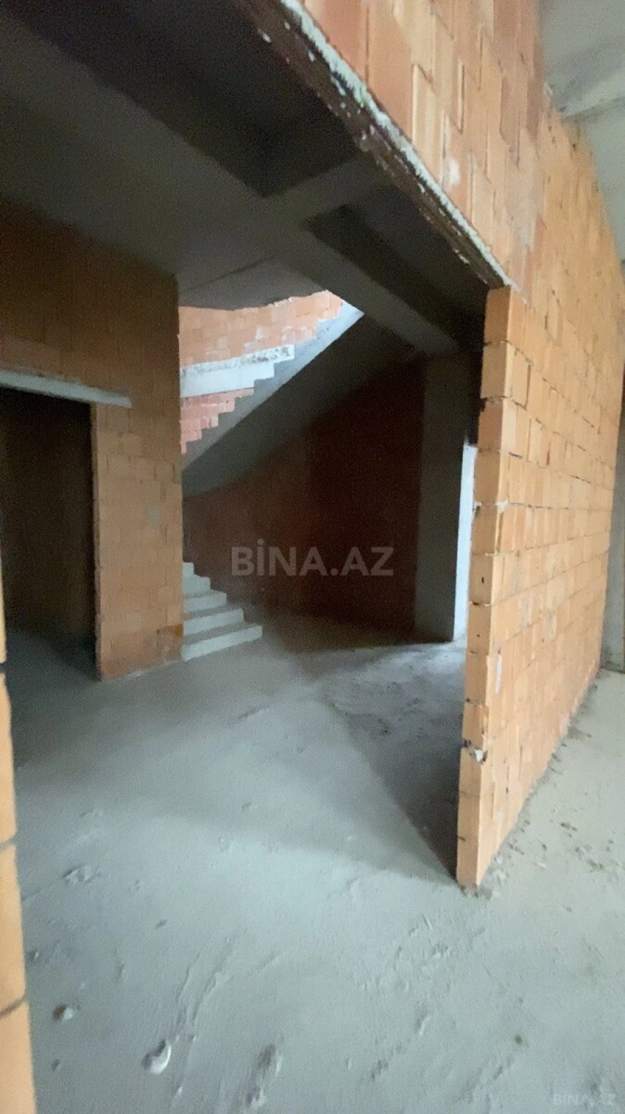 Satılır 4 otaqlı mənzil 376 m²