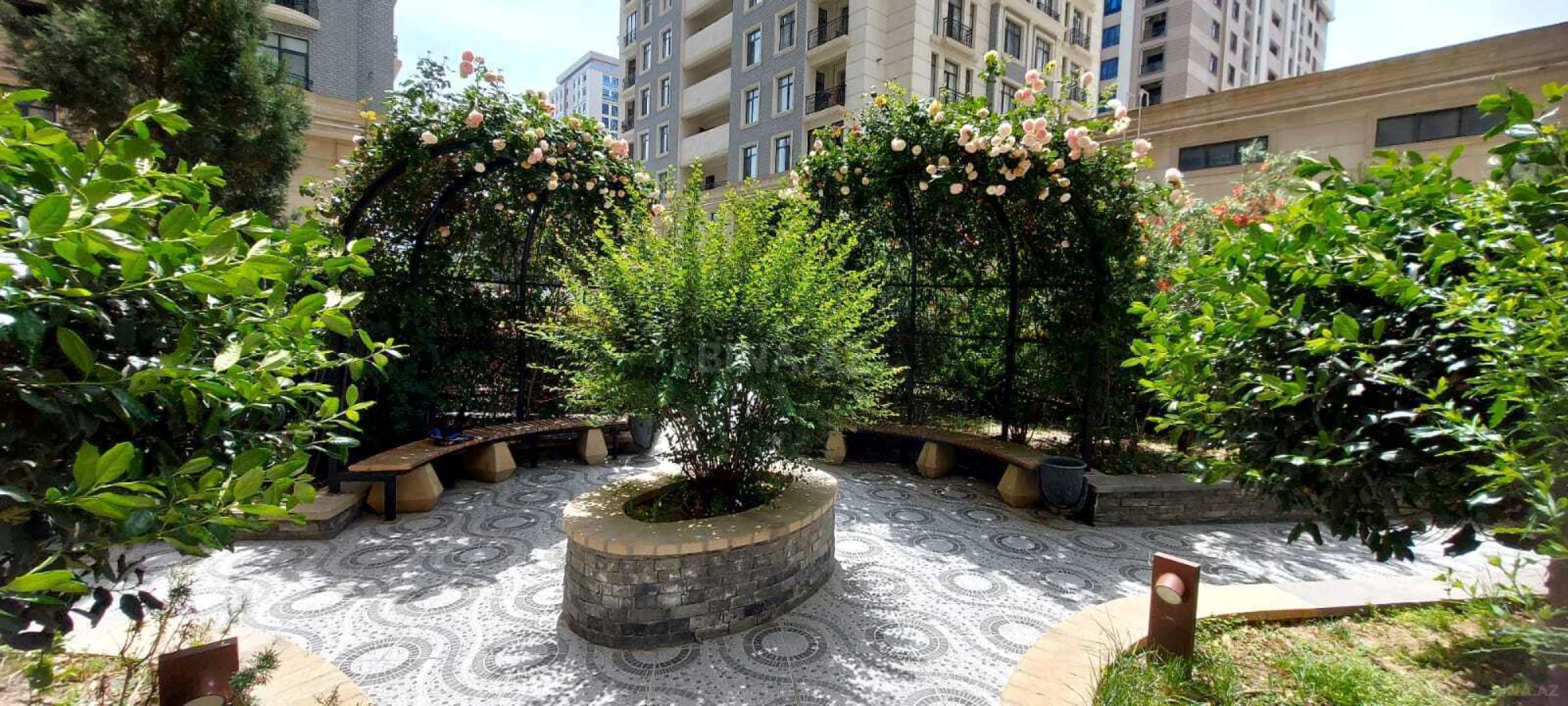 Satılır 4 otaqlı mənzil 376 m²