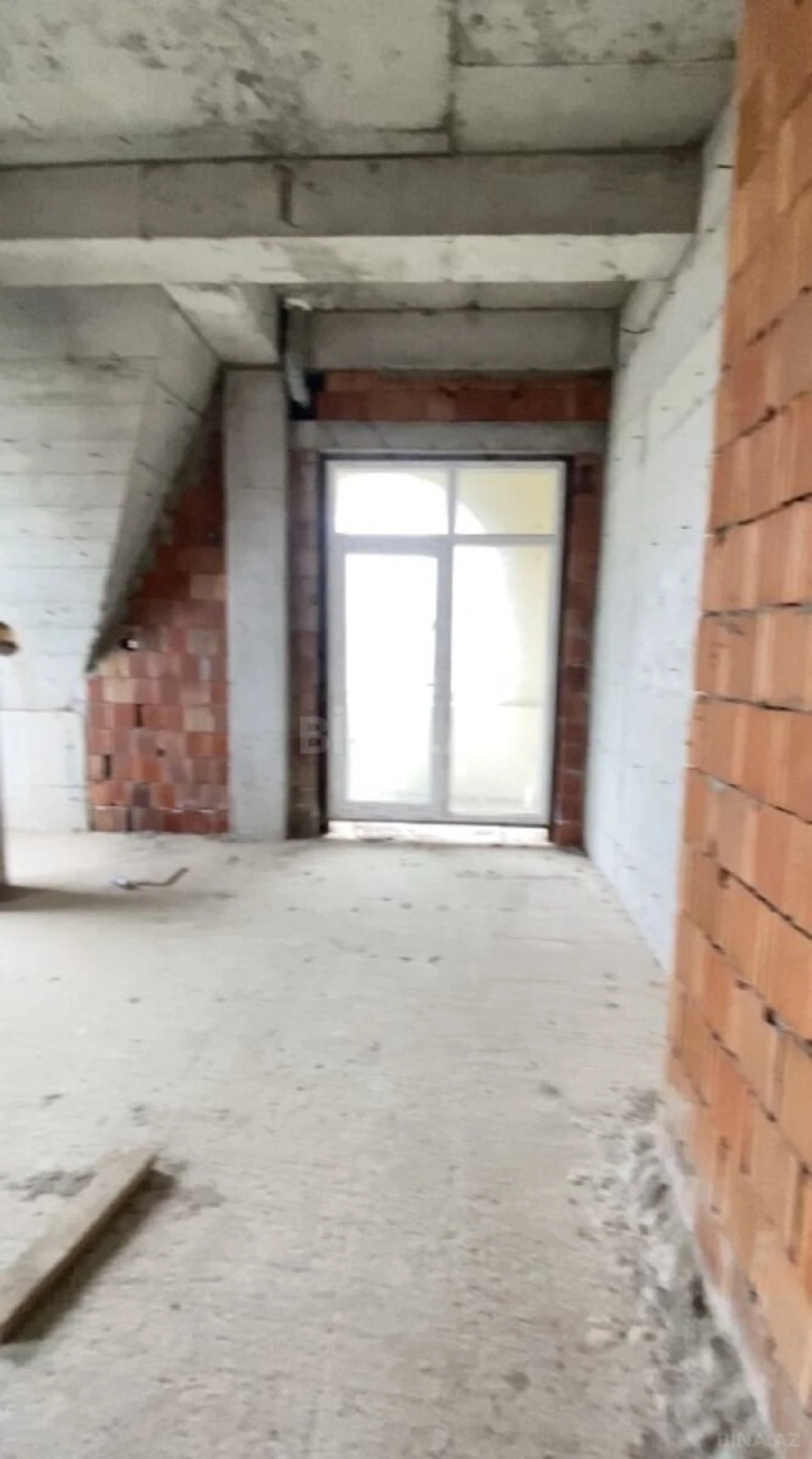 Satılır 4 otaqlı mənzil 376 m²