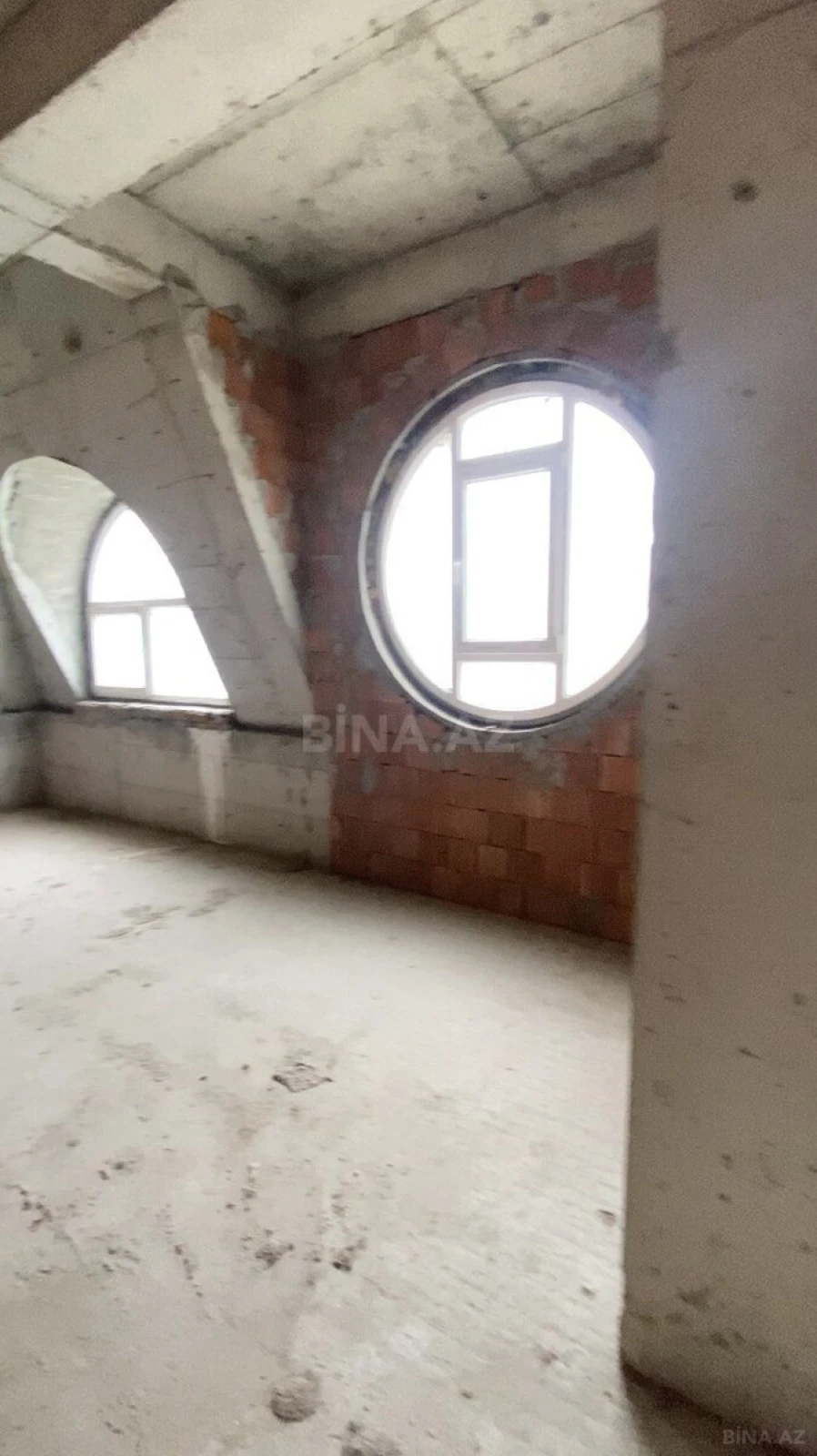 Satılır 4 otaqlı mənzil 376 m²