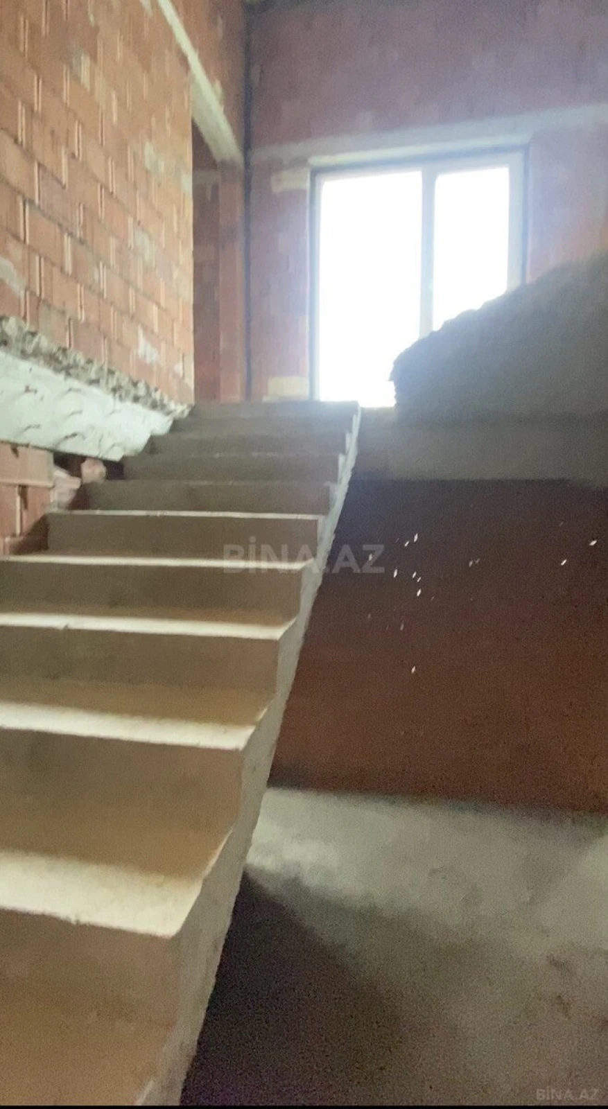 Satılır 4 otaqlı mənzil 376 m²