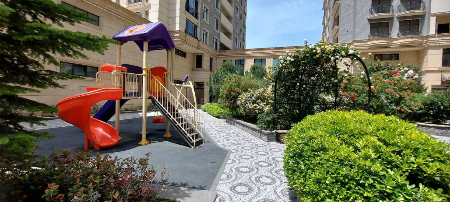Satılır 4 otaqlı mənzil 376 m²