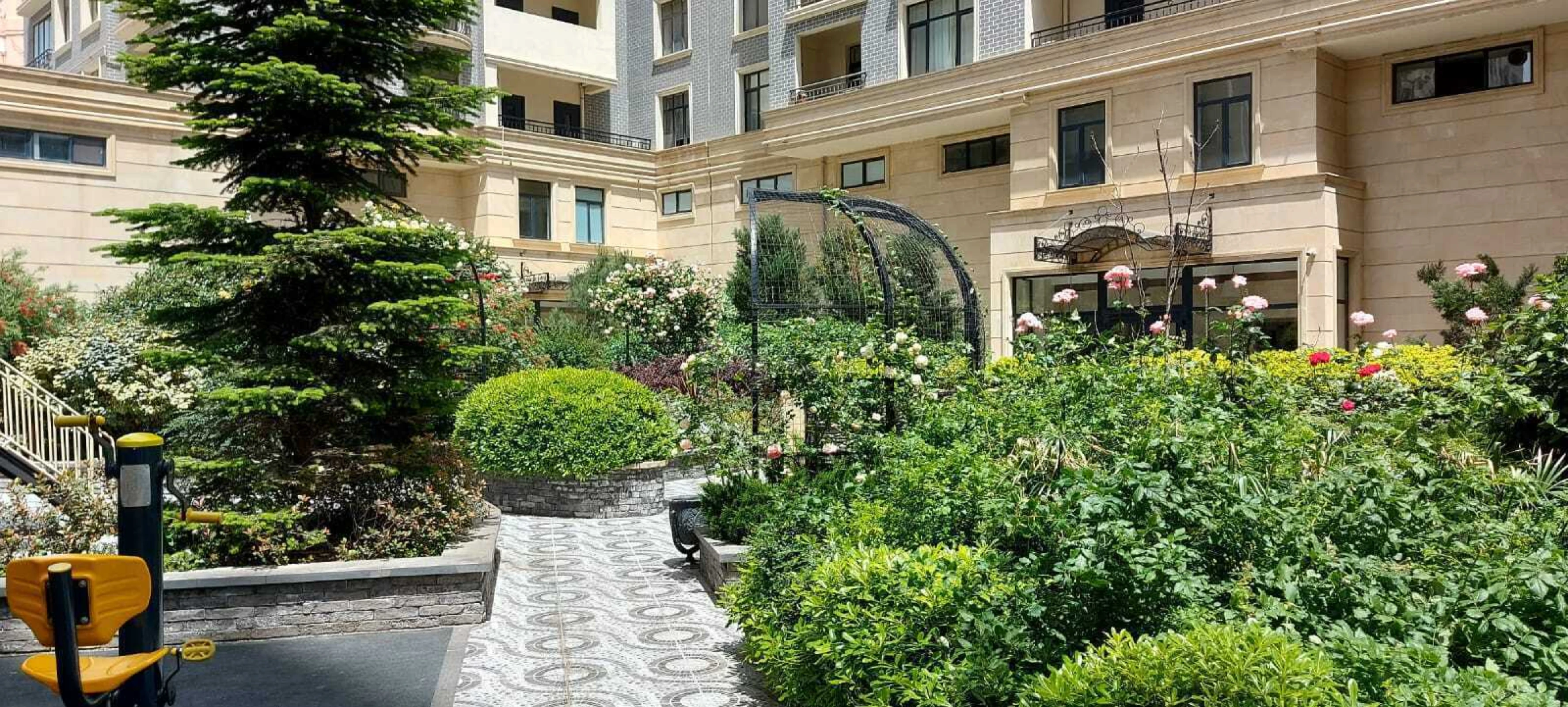 Satılır 4 otaqlı mənzil 376 m²