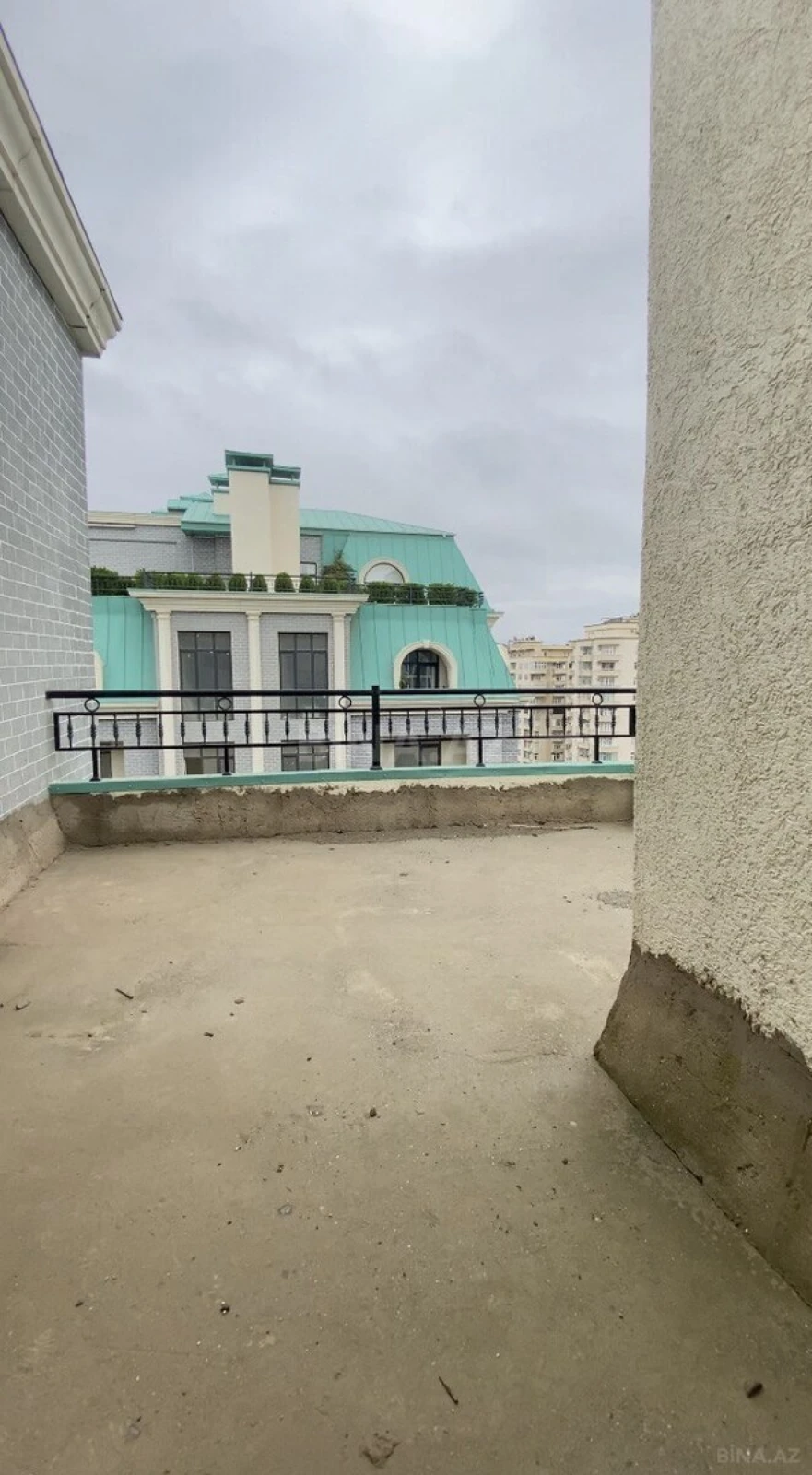Satılır 4 otaqlı mənzil 376 m²