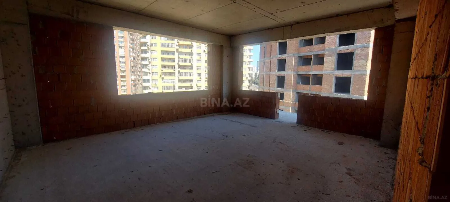 Satılır 3 otaqlı mənzil 131 m²