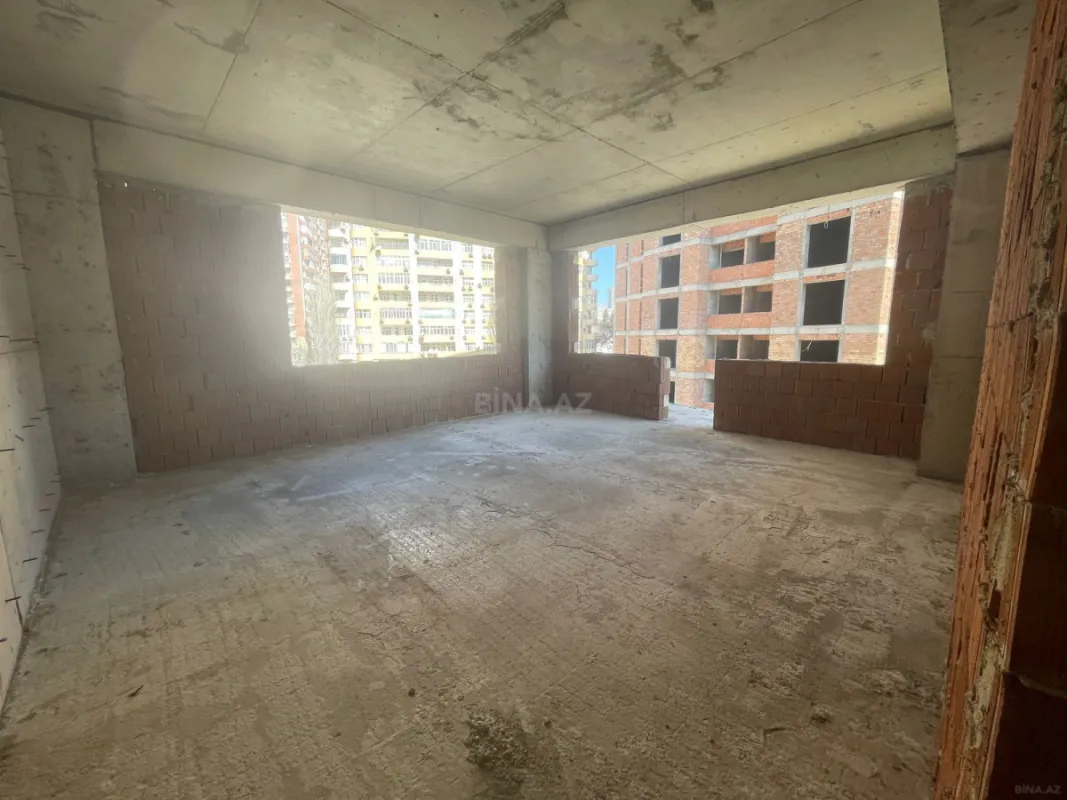 Satılır 3 otaqlı mənzil 131 m²