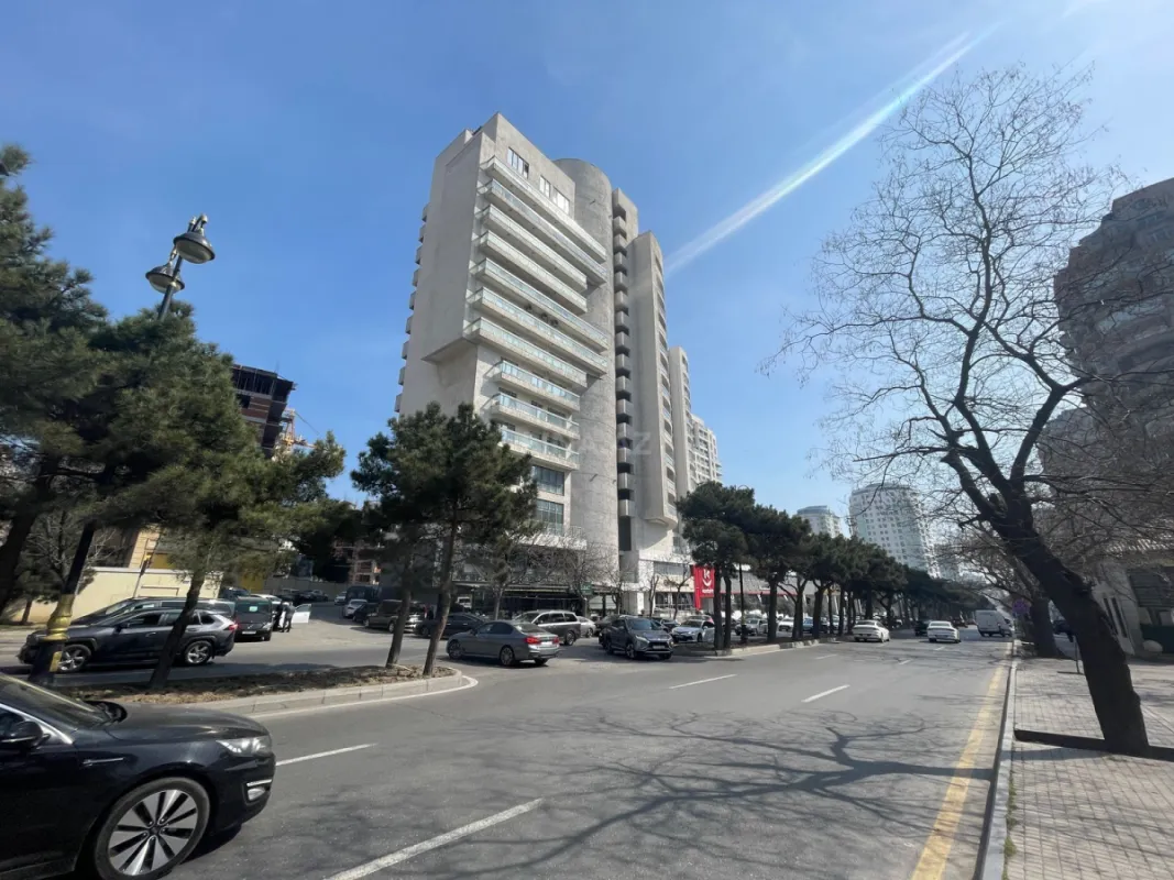 Satılır 3 otaqlı mənzil 131 m²