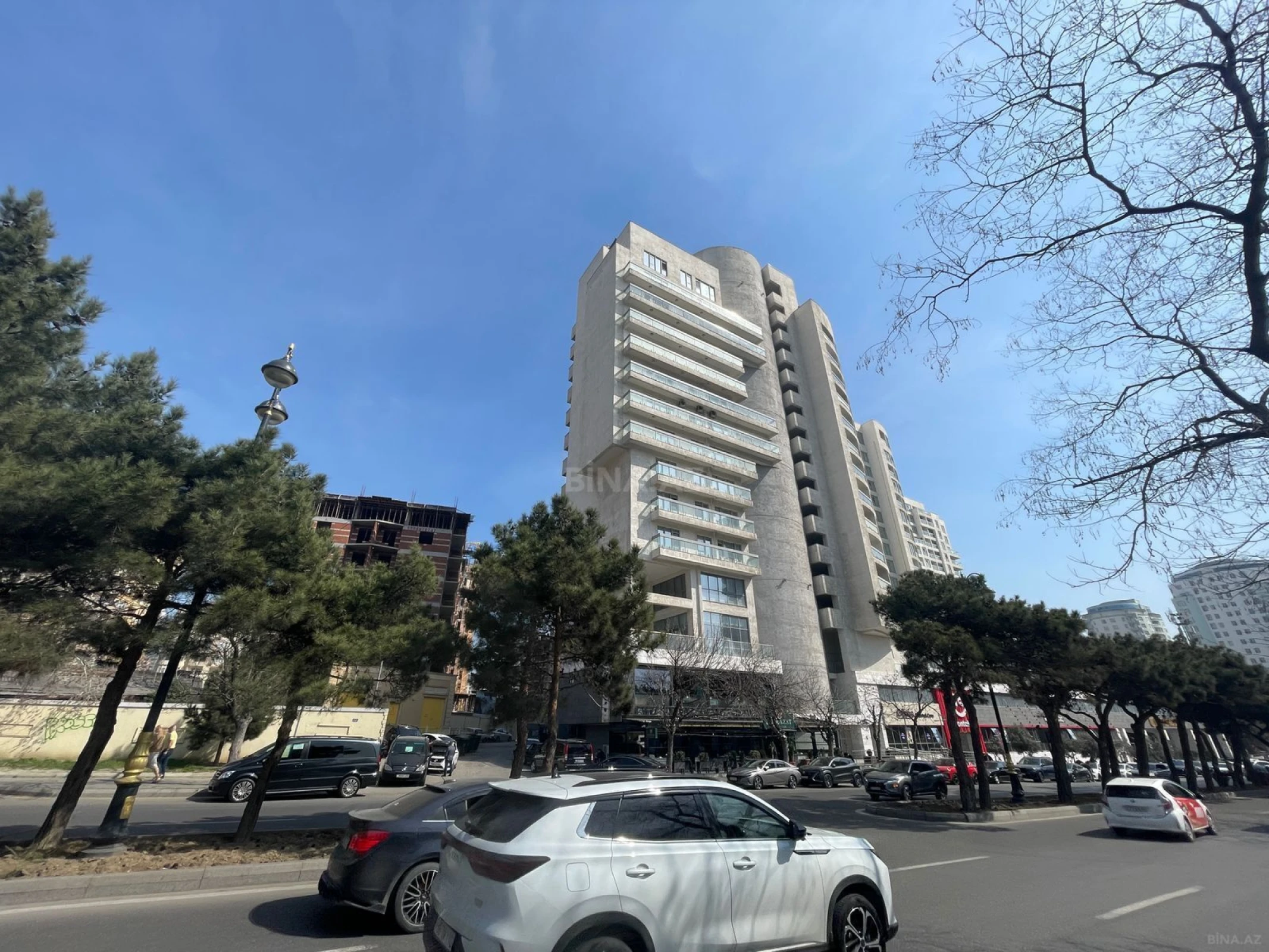 Satılır 3 otaqlı mənzil 131 m²
