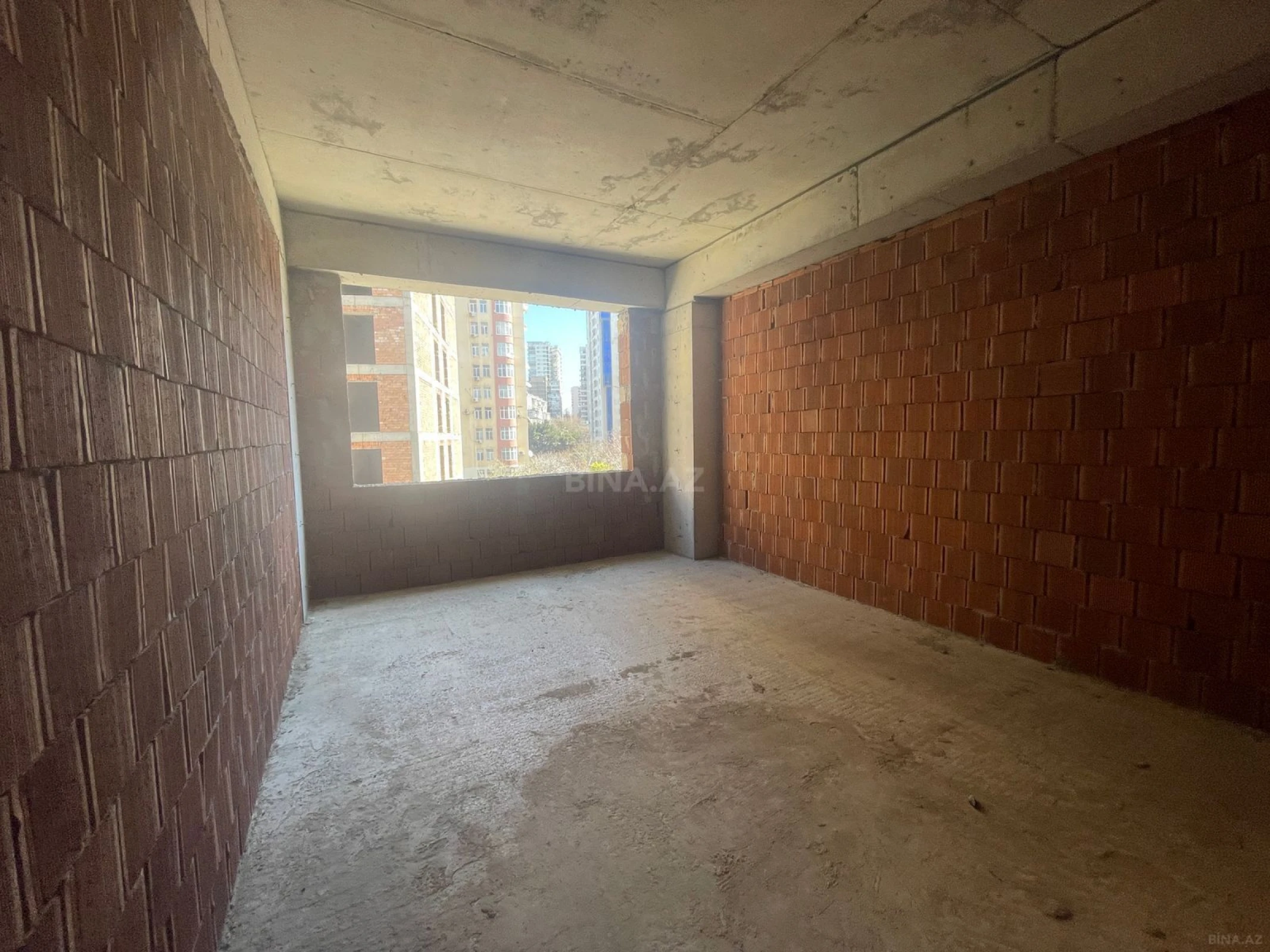 Satılır 3 otaqlı mənzil 121.5 m²