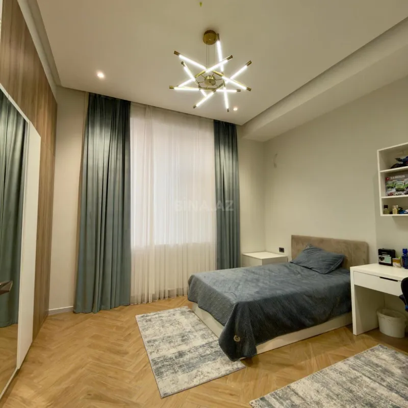 Satılır 8 otaqlı həyət evi 400 m²