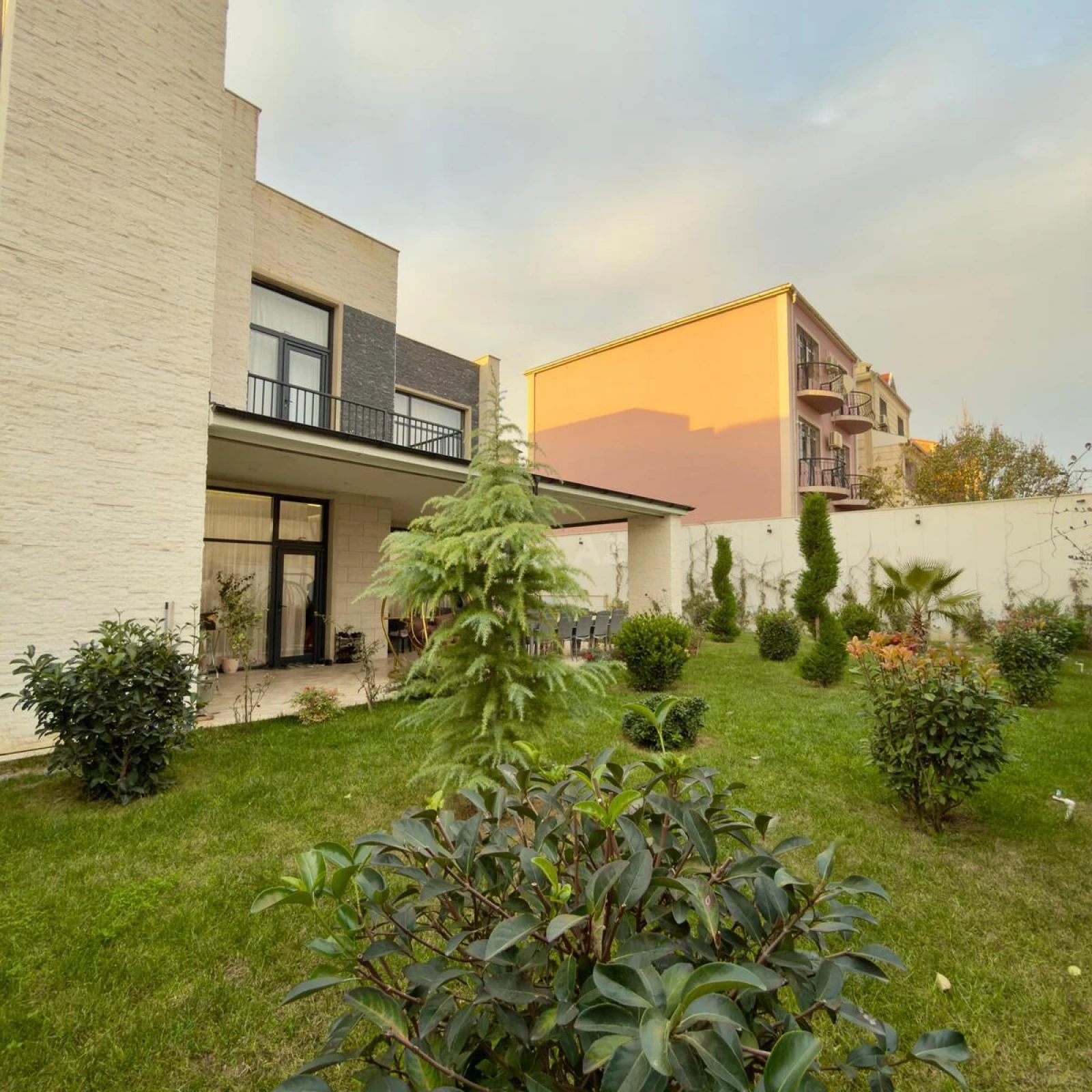 Satılır 8 otaqlı həyət evi 400 m²