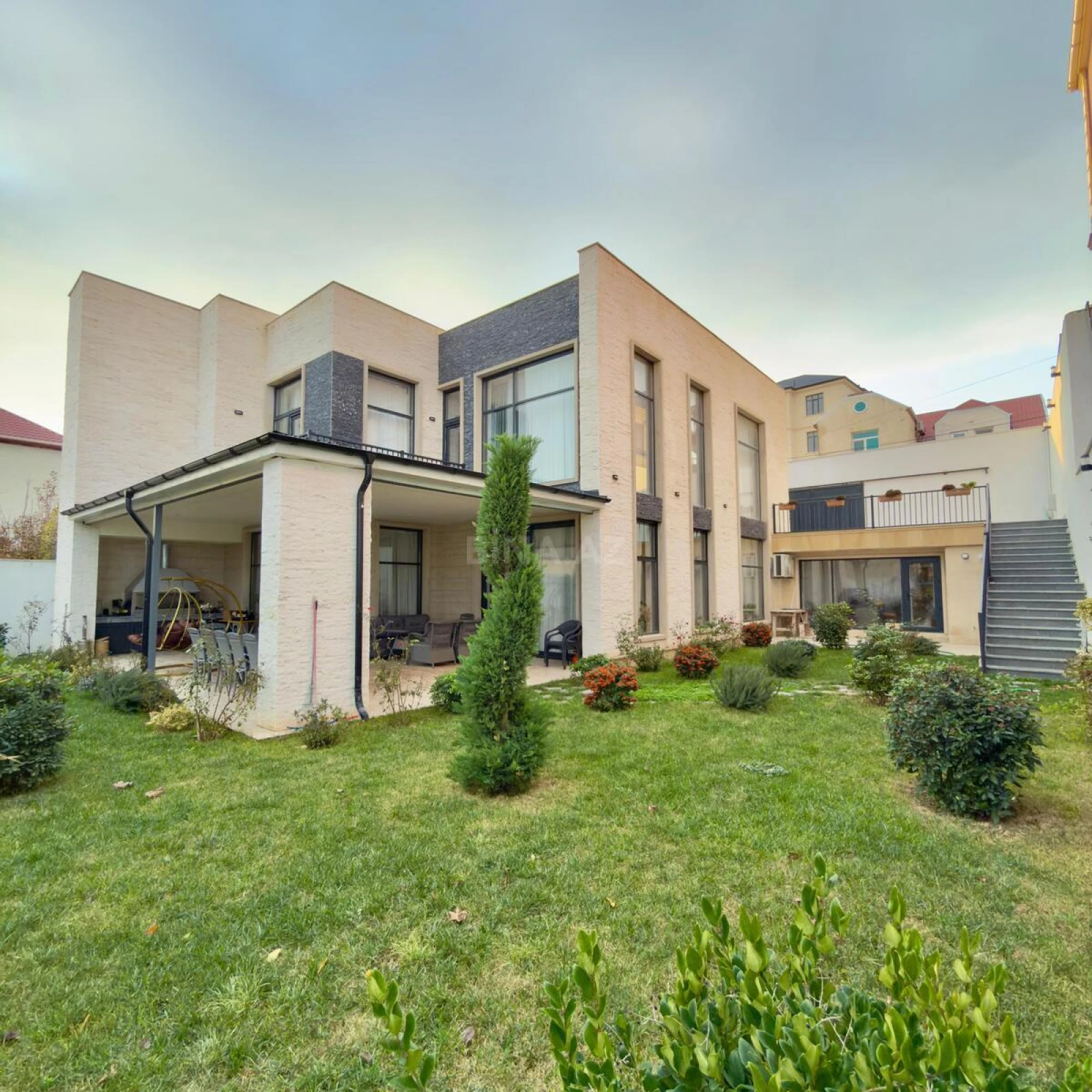 Satılır 8 otaqlı həyət evi 400 m²