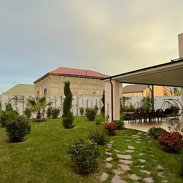 Satılır 8 otaqlı həyət evi 400 m²