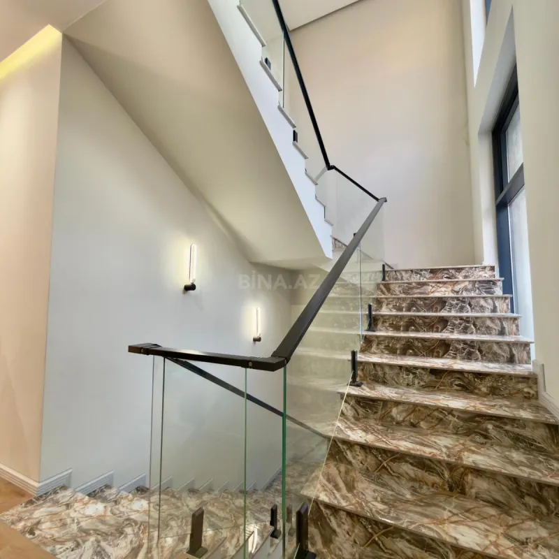 Satılır 8 otaqlı həyət evi 400 m²