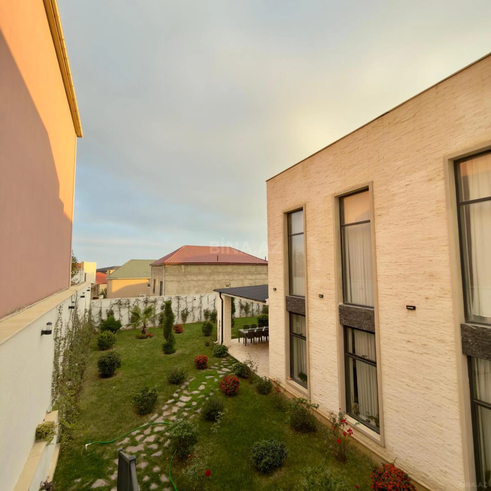 Satılır 8 otaqlı həyət evi 400 m²