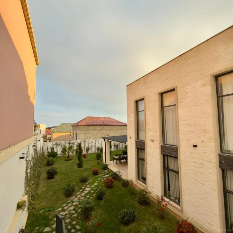 Satılır 8 otaqlı həyət evi 400 m²