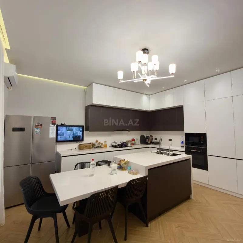 Satılır 8 otaqlı həyət evi 400 m²