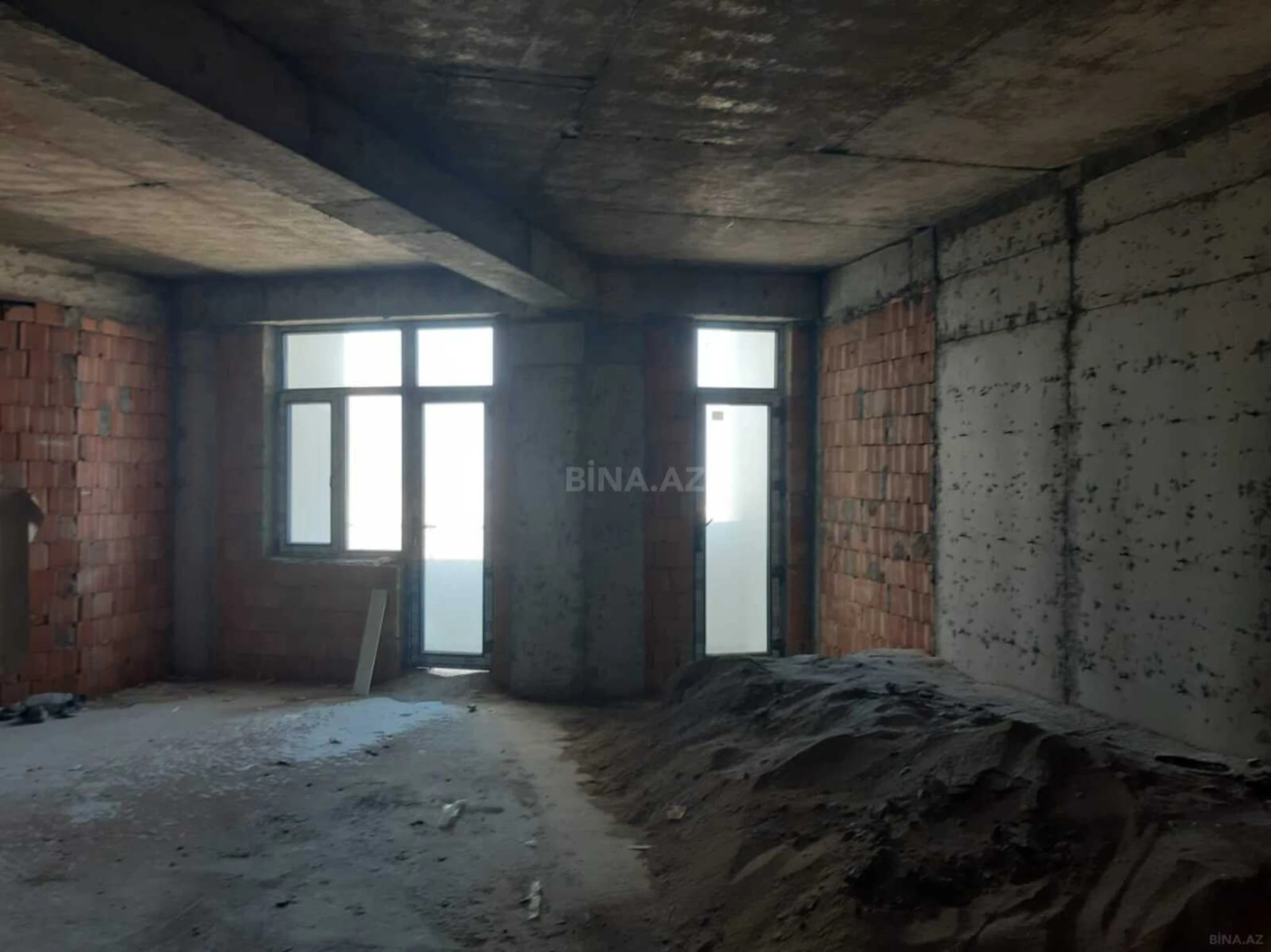 Satılır 4 otaqlı mənzil 187 m²