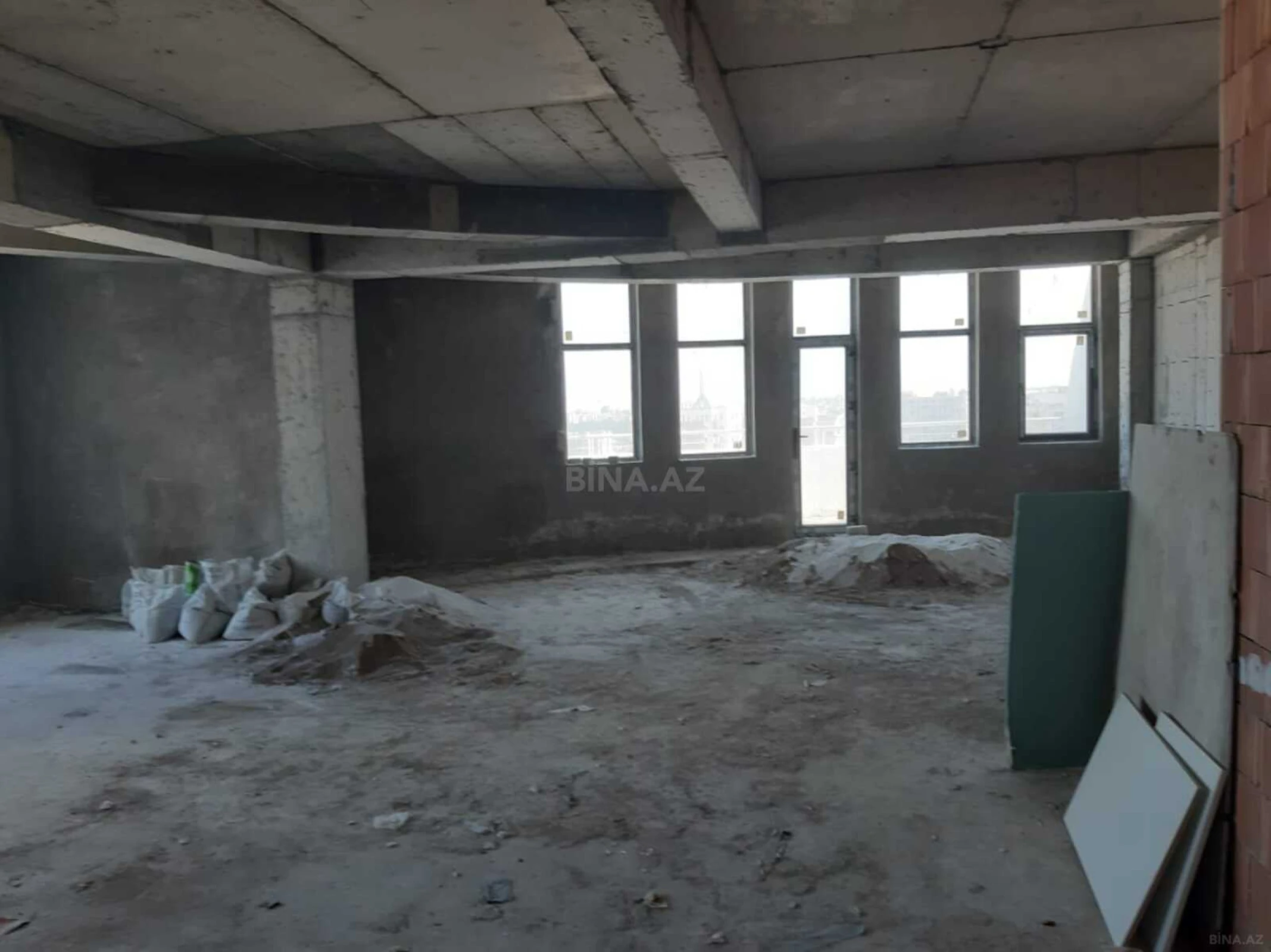 Satılır 4 otaqlı mənzil 187 m²