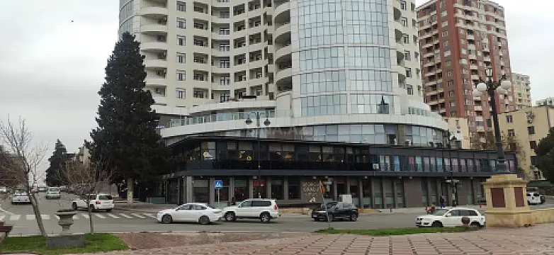 Satılır 4 otaqlı mənzil 187 m²