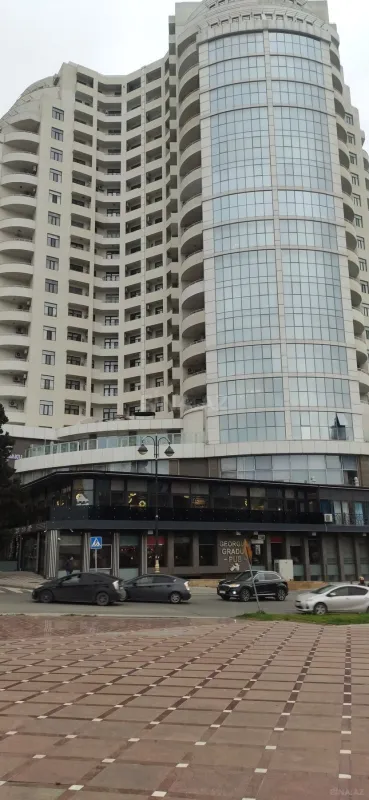 Satılır 4 otaqlı mənzil 187 m²