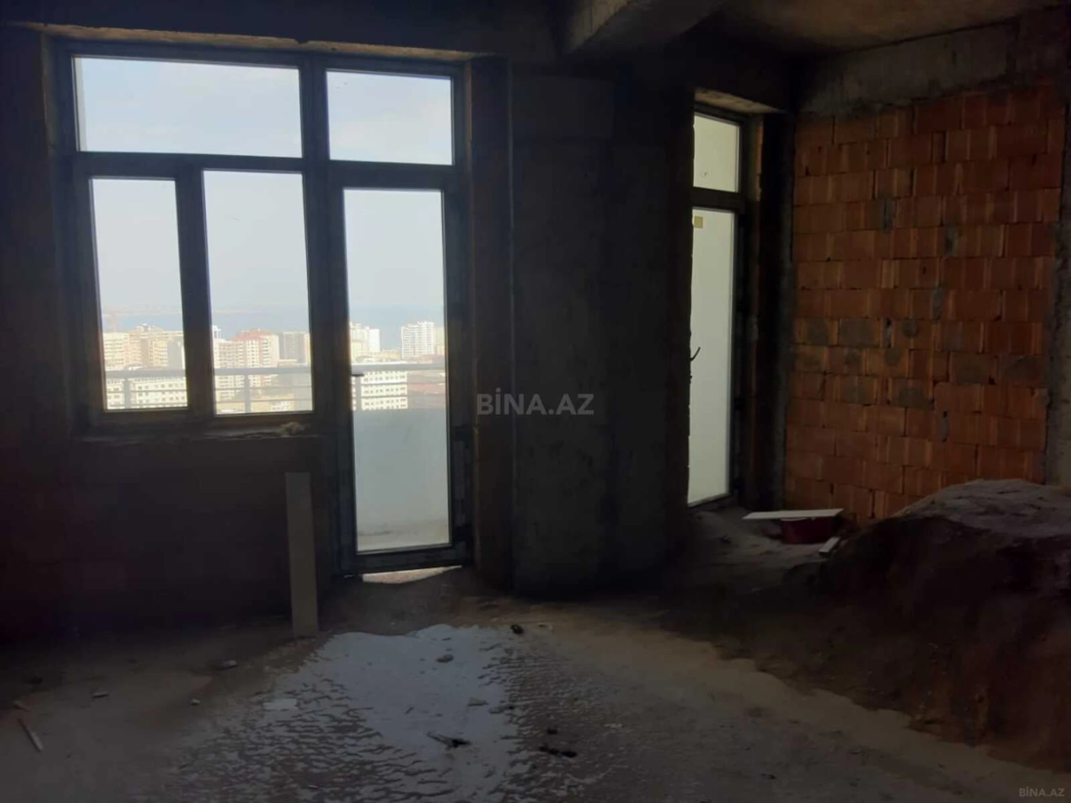 Satılır 4 otaqlı mənzil 187 m²
